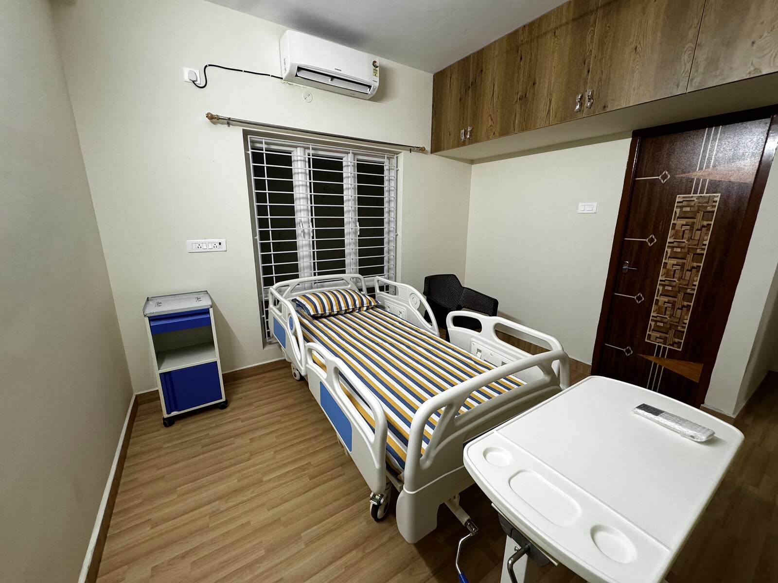Patient room with hospital cot